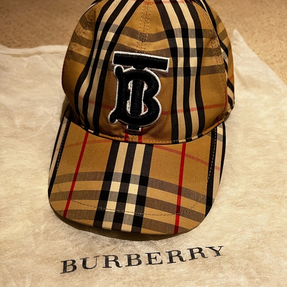 Burberry hat medium pre-loved - Picture 2 of 14